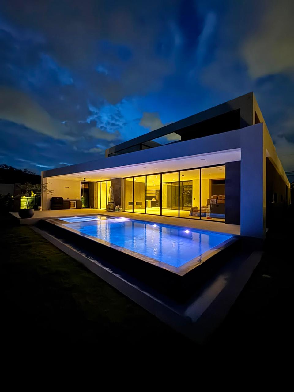 Piscina moderna con iluminación